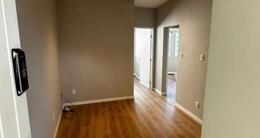 Apartamento à venda, de 2 quartos no Centro de Florianópolis.