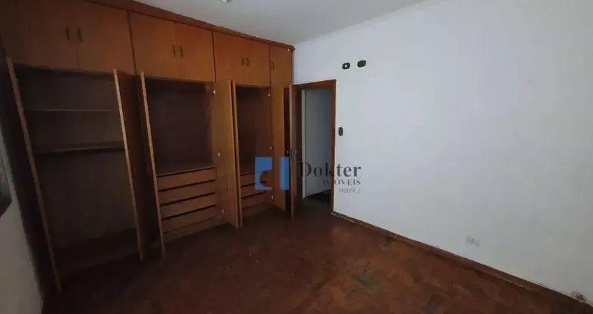 Casa em vila, oferecendo um ambiente calmo e familiar. com 1 dormitório e vaga, localizado próximo a av. min. petrônio portela