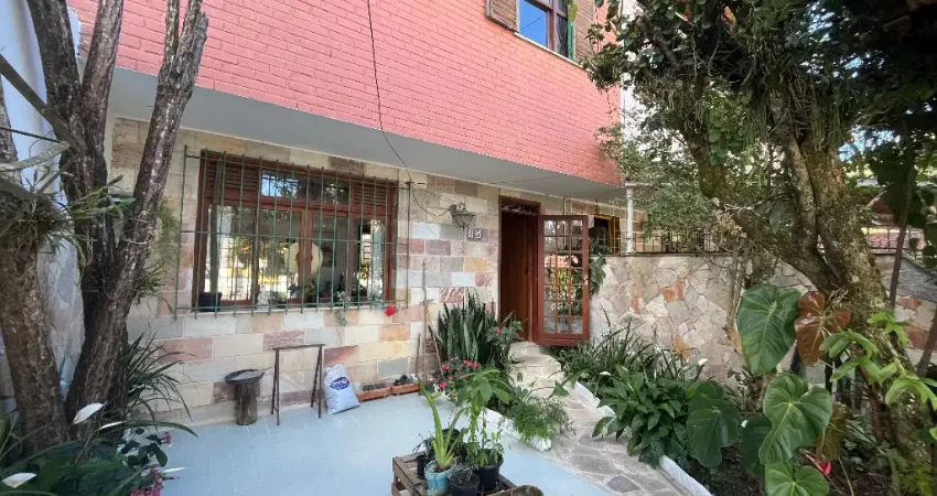 Casa de 3 quartos no Alto, 92 m2 , próximo do comércio por R$490.000,00,  Teresópolis-RJ