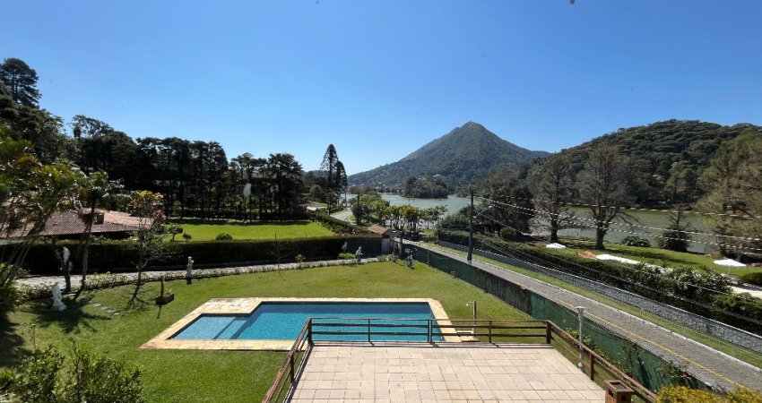 Mansão Exclusiva à Beira do Lago Comary – Sofisticação e Lazer em um Só Lugar!