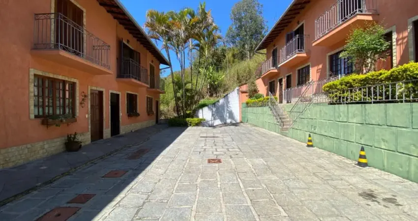 CASA NO CENTRO DE TERESÓPOLIS !