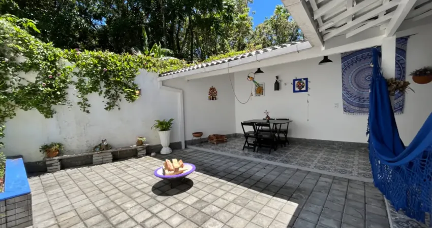 Casa com 3 quartos com quintal privativo em meio a natureza- cinco minutos do alto