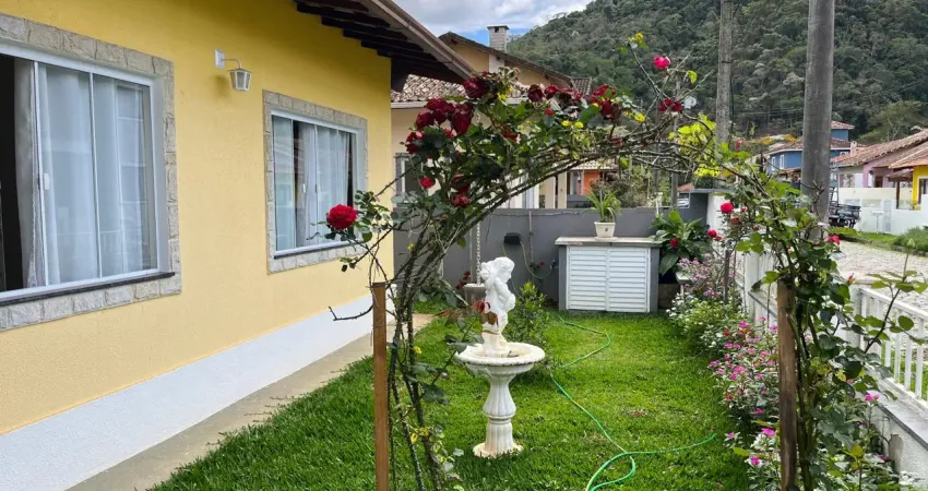 Casa de três quartos mobiliada em condomínio em vargem grande