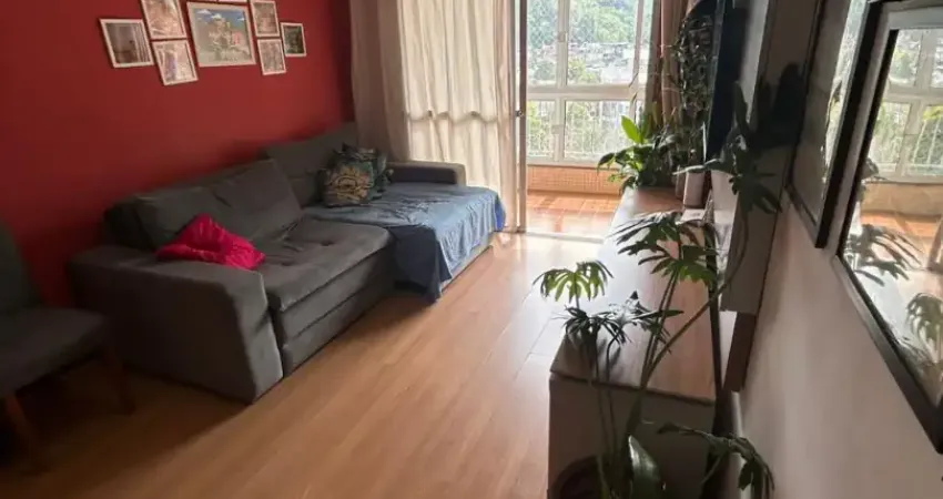 Apartamento de 3 quartos com varanda no alto próximo de todo o comércio .