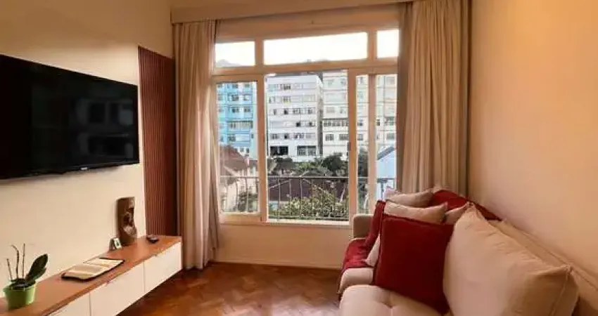 Apartamento com vista verde e com dependência completa no bairro do alto