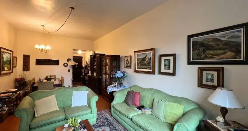 Apartamento amplo no alto, 95m2, próximo de todo o comércio.