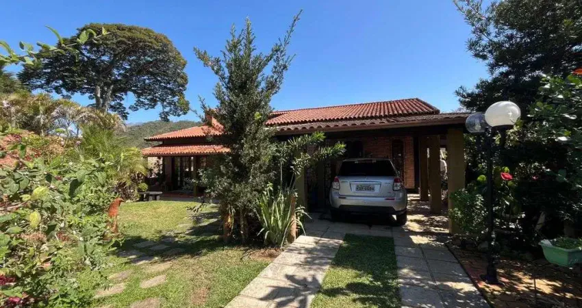 Casa linear com vista verde, próxima ao centro de teresópolis!