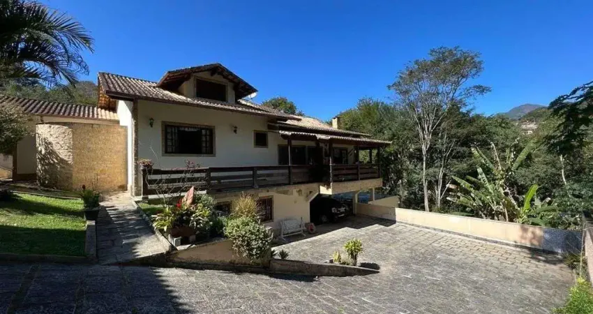 Casa duplex à venda em bairro nobre de teresópolis – 4 quartos | 2 suítes