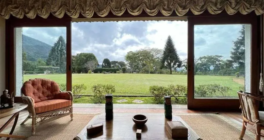 Sítio com mansão rústica na região serrana do rio de janeiro próximo a itaipava.