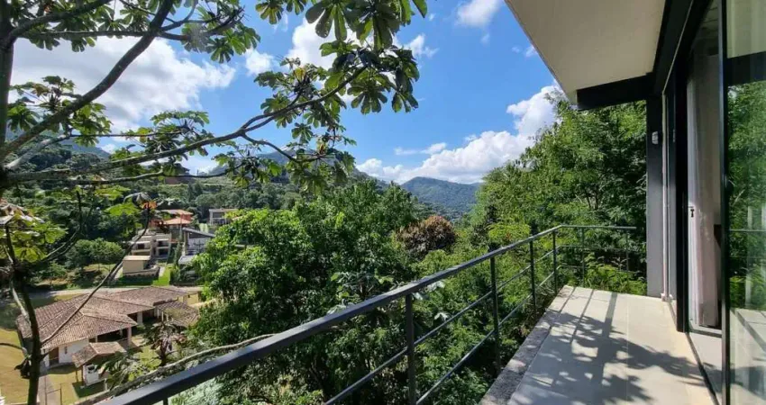 Casa de alto padrão em meio a natureza com vista para as montanhas e conforto