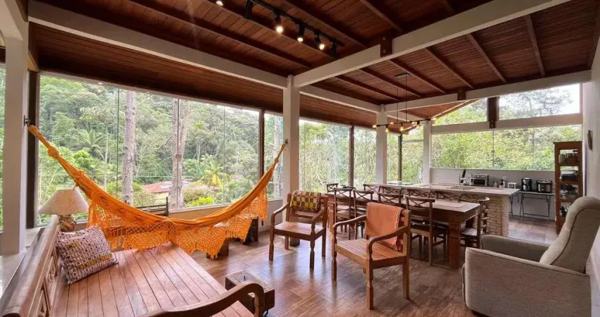 Casa linear com total privacidade em condomínio- teresópolis