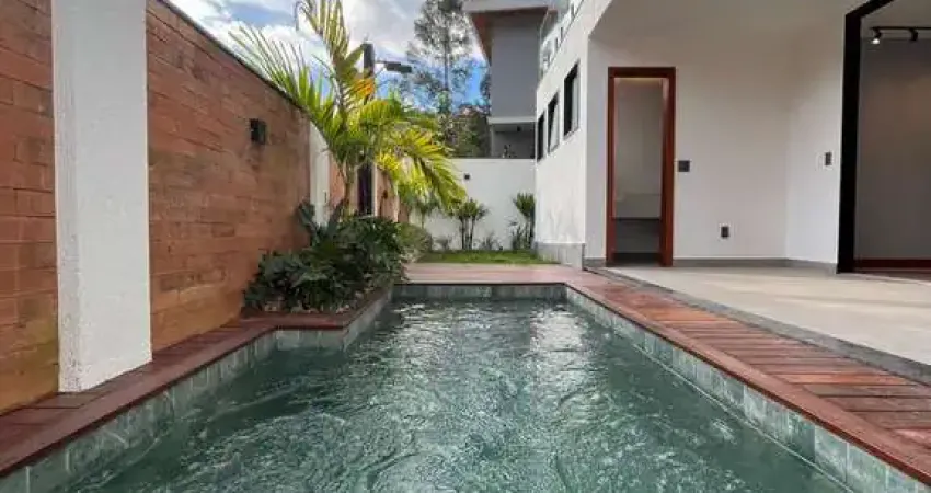 Casa de alto padrão em condomínio com lazer completo, natureza e segurança total