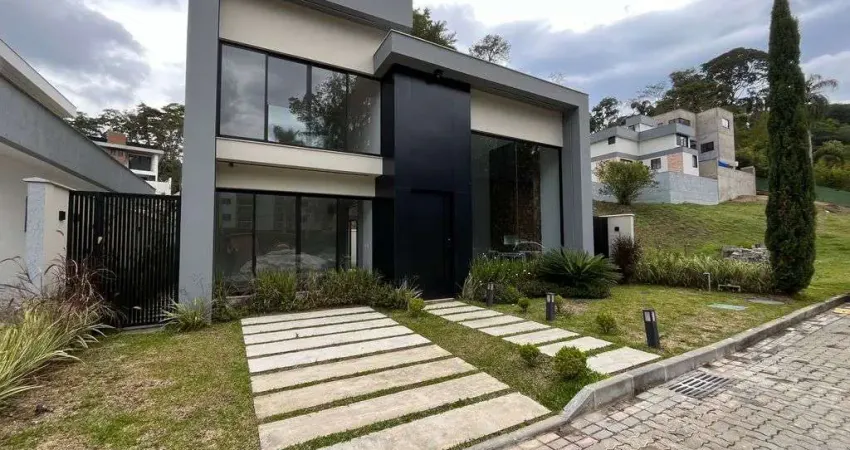 Casa de alto padrão com 3 suítes em condomínio com lazer completo