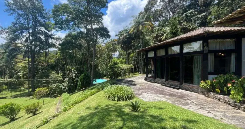 Casa colonial em condomínio com 7.000m² de vista espetacular!