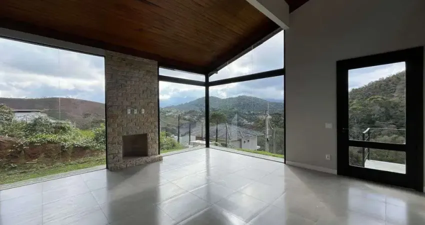 Casa projetada para apreciar o por do sol nas montanhas de teresópolis