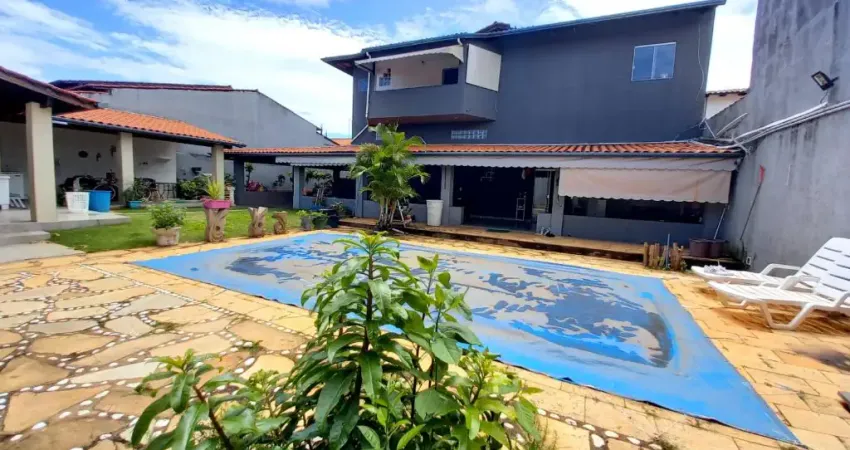 Vendo Sobrado de Fino Acabamento, Suítes com Varandas, Piscina, Churrasqueira, Condomínio Alto Padrão.