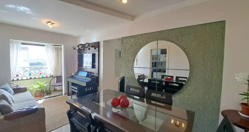 Oportunidade! Lindo Apartamento, de canto, andar alto, vista livre, nascente, reformado, com closet, ar condicionado, ar condicionado e vaga coberta.
