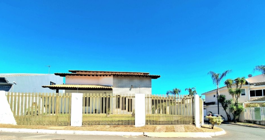 Excelente Lote de Esquina, Acesso as Residencias pela Frente e Lateral, Piscina Aquecida, Sauna, Pomar, Cond Alto Padrão.