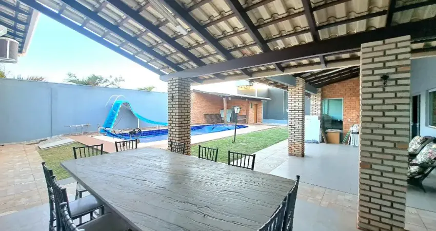 Casa Térrea, Alto Padrão, 3 Suítes, Piscina, Sauna, Quadra, Edícula. Desocupada.