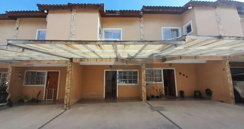 Sobrado com 2 dormitórios sendo duas suites, sala, cozinha com armarios, churrasqueira e 2 vagas de garagem.