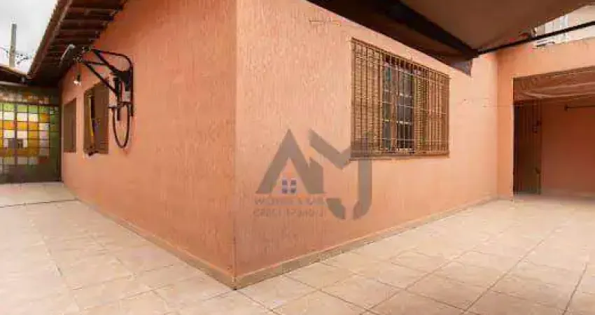 Casa com 3 dormitórios sendo 1 suite, 2 banheiros com box, armarios na cozinha, garagem para 4 carros. quital bem amplo.