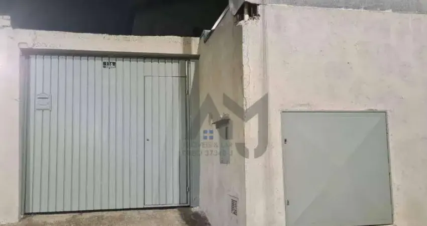 Casa com 2 dormitório, 2 banheiros, sala, cozinha, quintal e lavanderia, garagem (compartilhada)  para 1 carro
