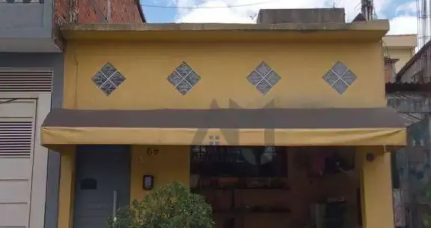 Casa com 2 dormitórios sala, cozinha, churrasqueira, 2 vagas de garagem, pagamento á vista.