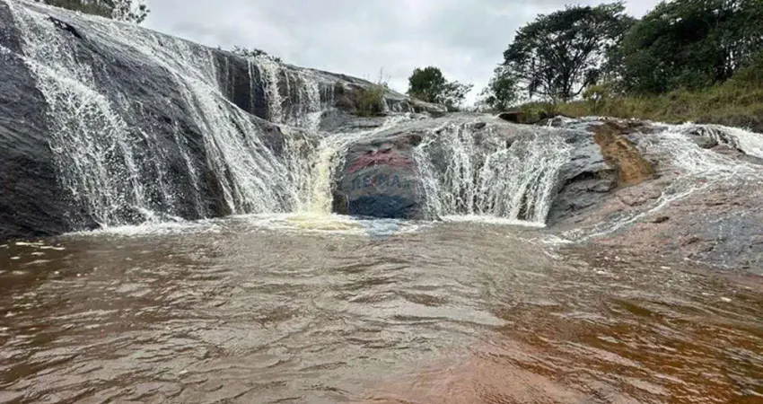 Fazenda à Venda – 65 Hectares com Cachoeira, Piscina Natural e Potencial Agrícola e Turístico