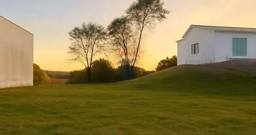 Terreno na rua principal do condomínio Nova Gramado Village com vista para o por do sol