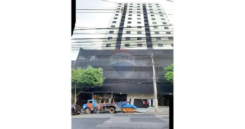Quarto e sala amplo no centro (Av dos Andradas), com elevador e portaria 24 h