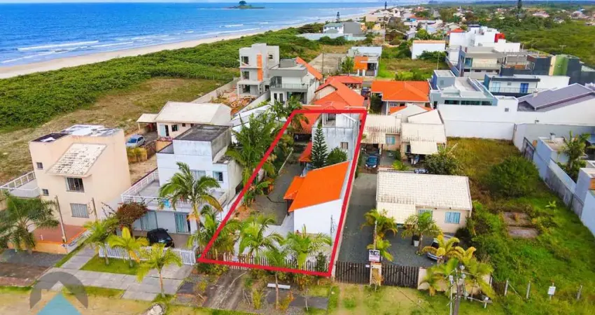 Imperdível! venda de 3 casas em terreno único a 50m da praia em guaratuba-pr, bairro coroados. 8 quartos, 1 suíte, 8 banheiros, 215m².