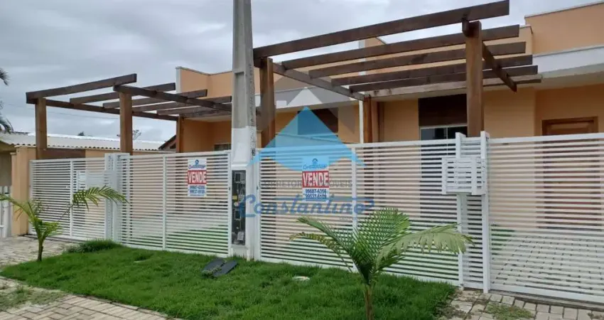 Ótima casa a venda em guaratuba sendo geminada com 2 quartos (1 suíte)