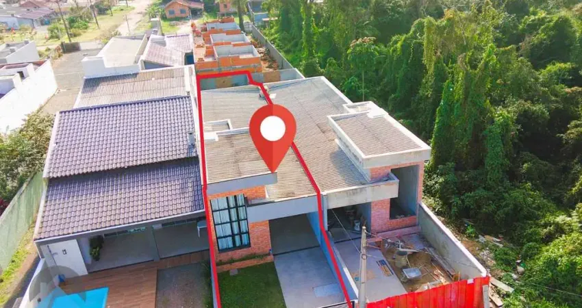 Ótima casa geminada a venda em guaratuba com 3 quartos (1 suíte) com piscina e garagem