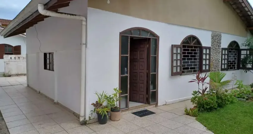 Casa à venda em guaratuba-pr, cohapar: 4 quartos, 1 suíte, 2 salas, 3 banheiros, 160m². terreno amplo com 2 casas.