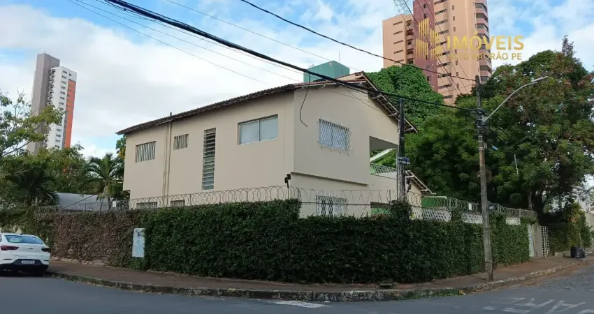 Casa de esquina com piscina e 6 vagas na tamarineira – reformada em estilo art déco