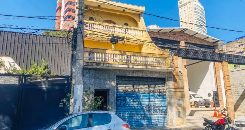 Funcional sobrado para venda com 8 quartos, sendo 2 suítes, 130m²