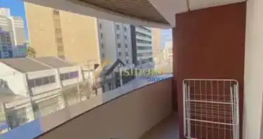 Apartamento mobiliado no centro! 1 quarto, sacada e elevador!