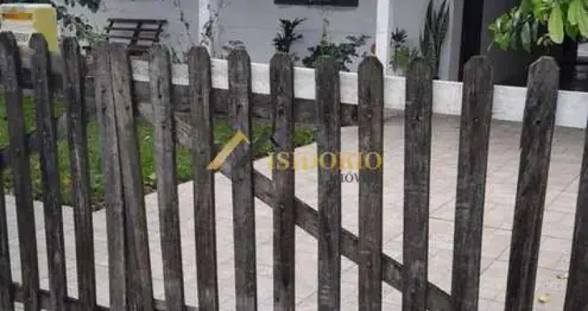 Casa com edícula! 02 quartos, churrasqueira, 1 km da praia!!