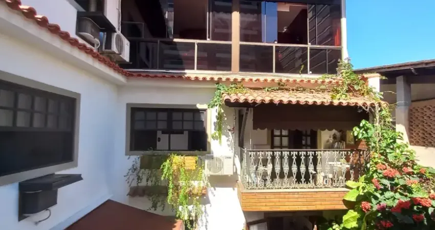 2 casas de 3 quartos com suíte com respectivas metragem 137 e 88 e área gourmet com churrasqueira.