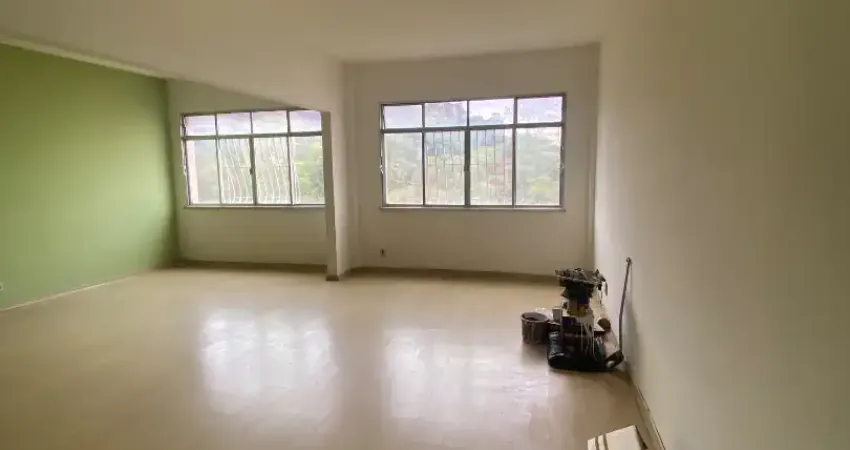 Apartamento localizado na gavião peixoto:sala amplo,3 quartos,cozinha,área de servico e banheiro de empregada