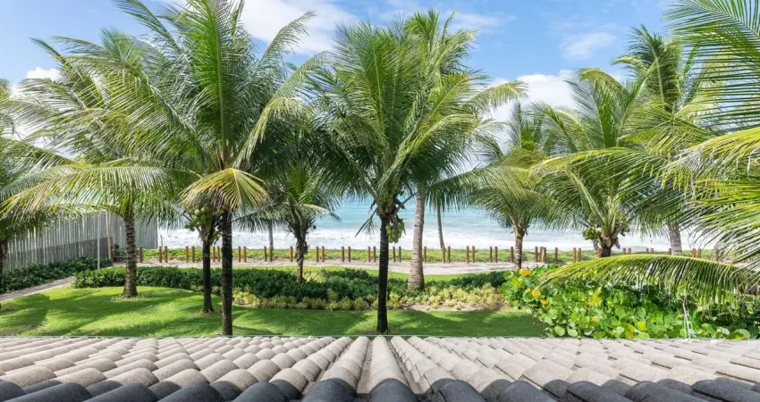 Bangalô em muro alto, pé na areia, 4 suítes, no condomínio eco life.