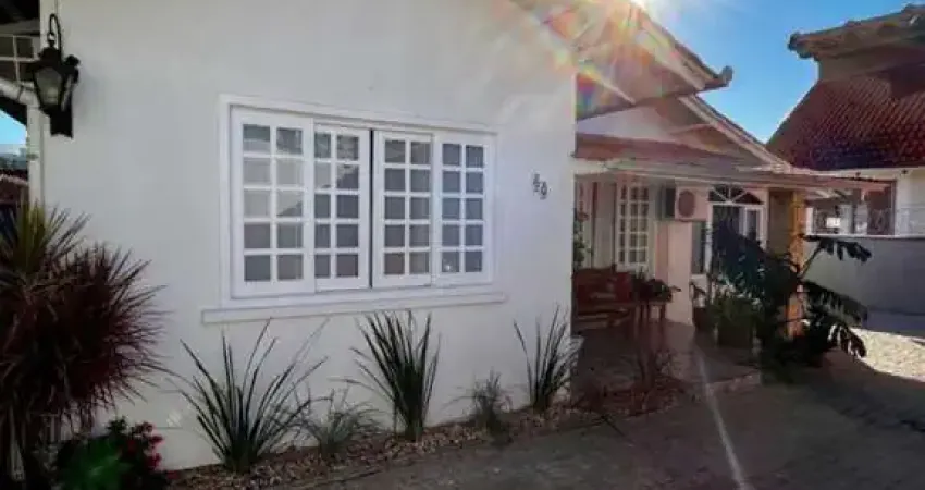 Casa para Venda em Joinville, Anita Garibaldi, 4 dormitórios, 1 suíte, 2 banheiros, 2 vagas