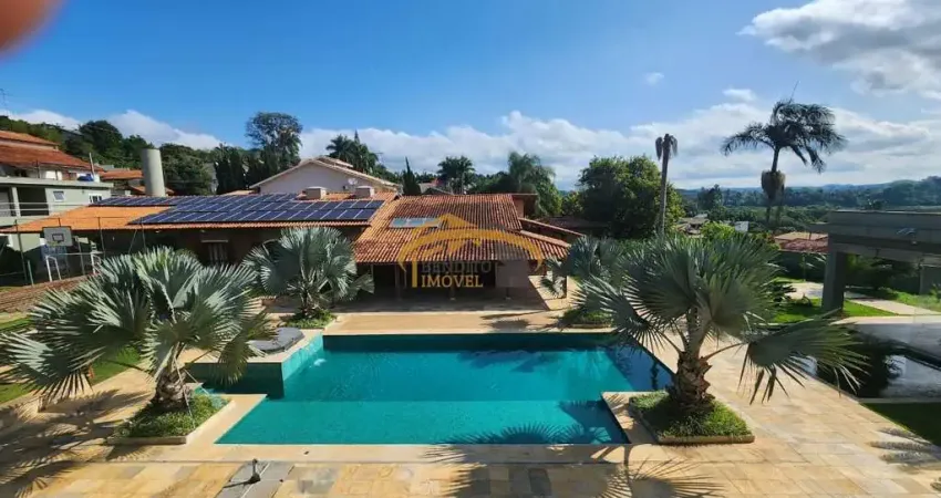 Casa térrea para venda em condomínio fechado, Cotia, com 6 dormitórios, sendo 4 suítes, edícula, piscina, academia e área gourmet.