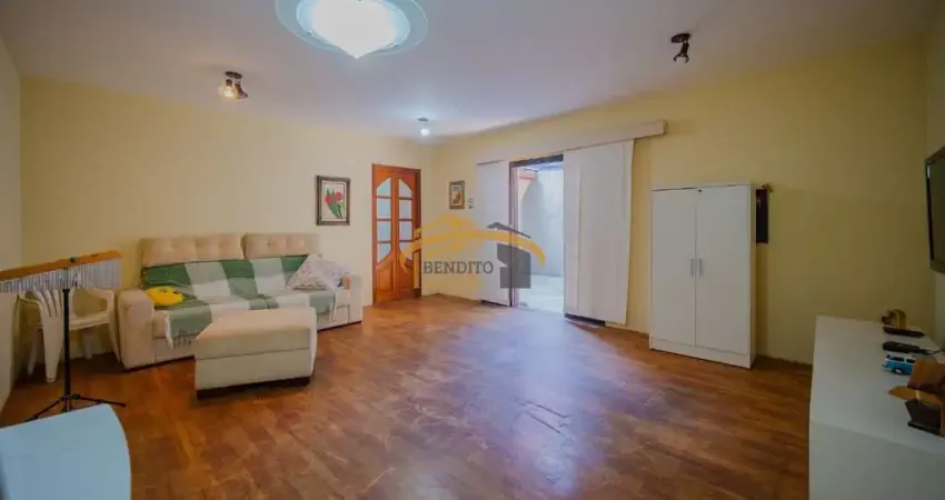 Casa térrea I.A.P.I. Osasco, com 3 vagas de garagem e edícula.