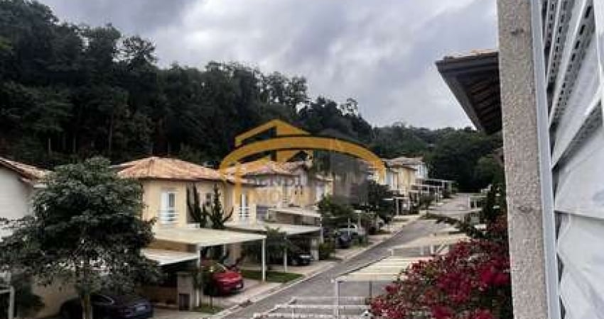 Sobrado à venda em Cotia, condomínio fechado, acima do padrão, com 3 dormitórios, sendo 1 suíte, quintal com churrasqueira, excelente localização.