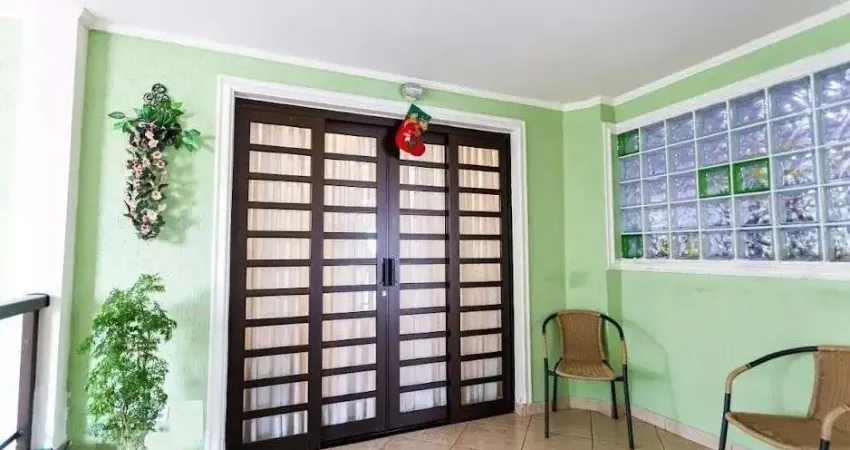 Sobrado Vila Yolanda, 5 dorm., sendo 2 suítes, 2 vagas de garagem, quintal com churrasqueira.