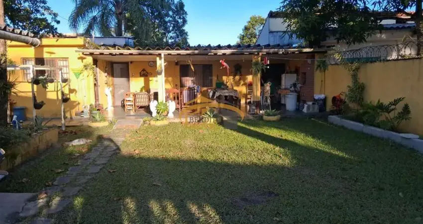 Casa para venda, Itanhaém, com 3 dormitórios, quintal amplo com 6 vagas de garagens.