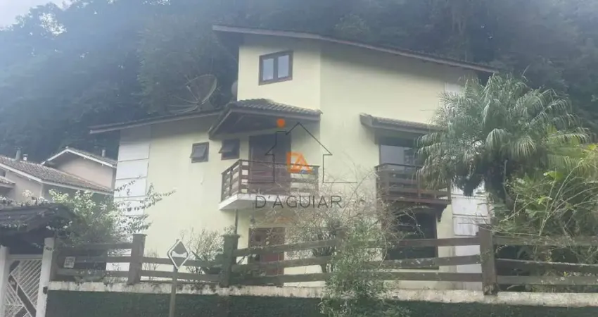 Sobrado no Condominio Imperial na Serra da Cantareira com 03 suites e 04 vagas