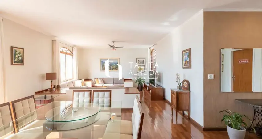 Casa a venda: 04 quartos (02 suítes), 02 vagas, piscina, escritório