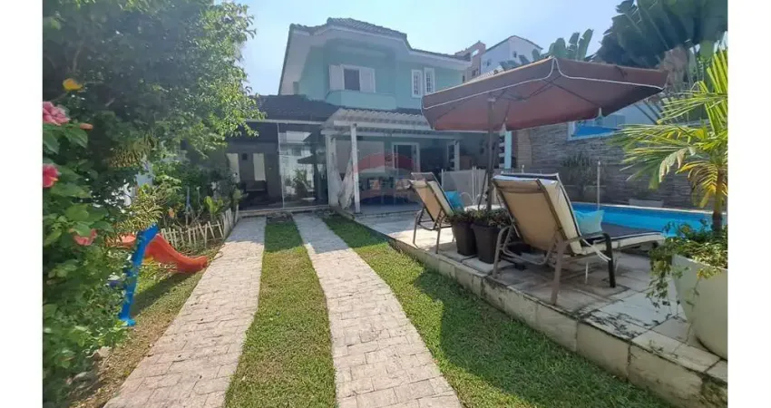 Excelente casa em condomínio tradicional  , localizado  na estrada de jacarépagua